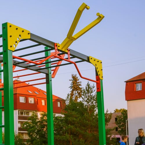 Calisthenics toestel Nippur M 36 U kunt deze fitness stations eenvoudig uitbreiden, zoals bijvoorbeeld met de afgebeelde ringhouder.
